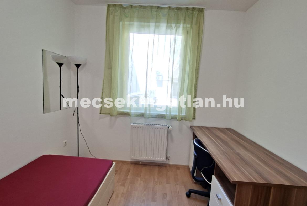 Pécs, Király utcában 4 szobás lakás kiadó terasszal