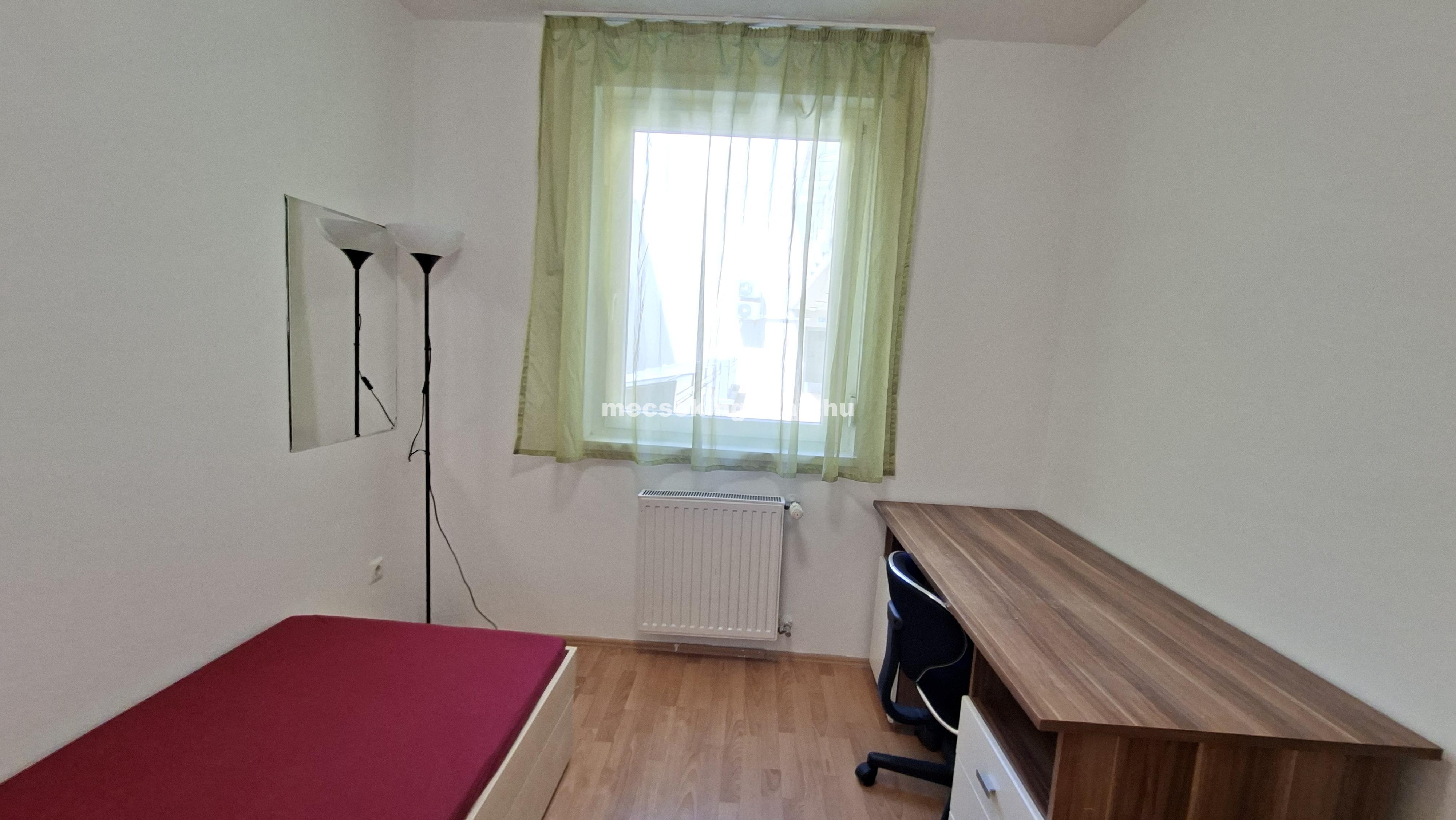 Pécs, Király utcában 4 szobás lakás kiadó terasszal