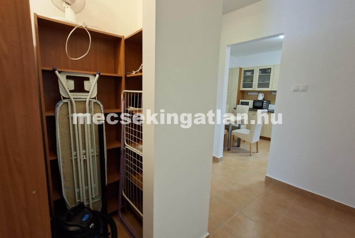 Pécs, Király utcában 4 szobás lakás kiadó terasszal
