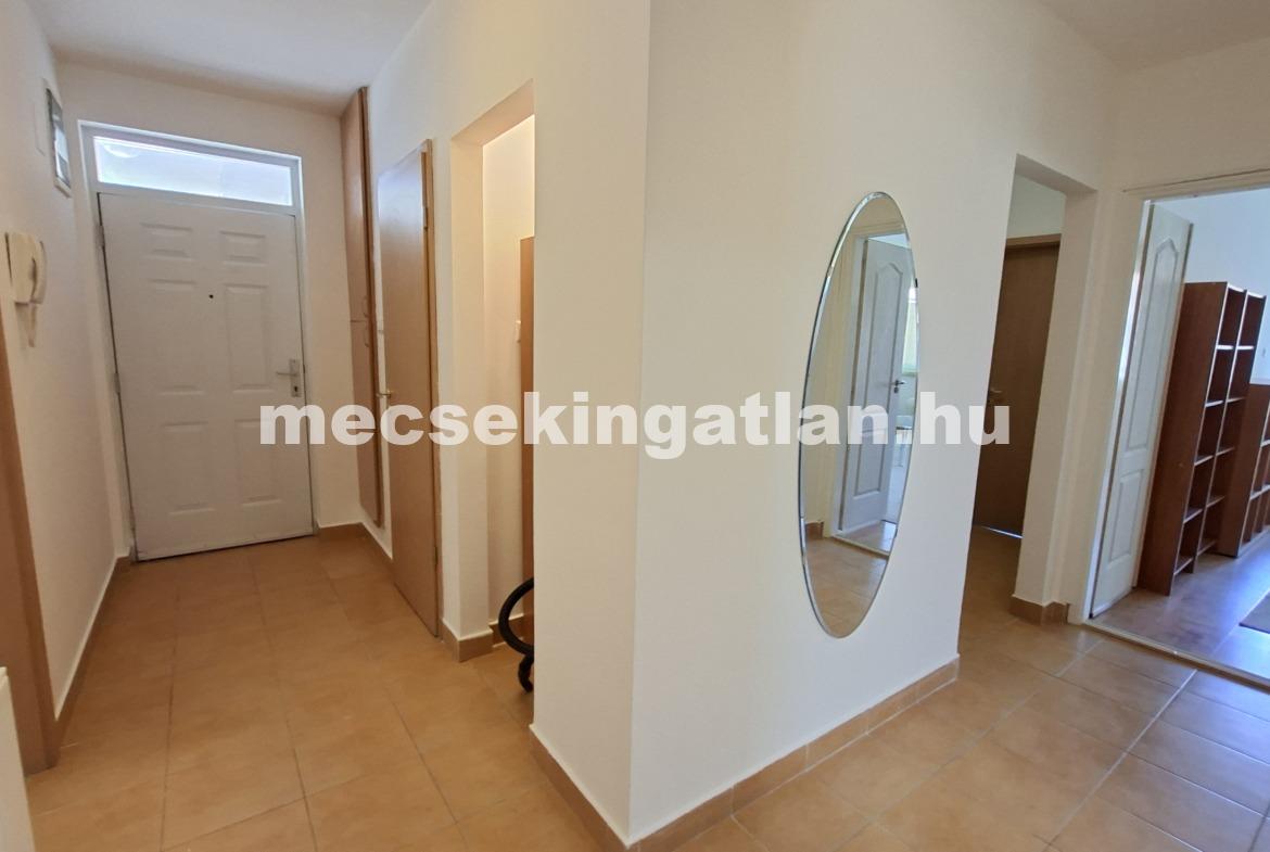Pécs, Király utcában 4 szobás lakás kiadó terasszal