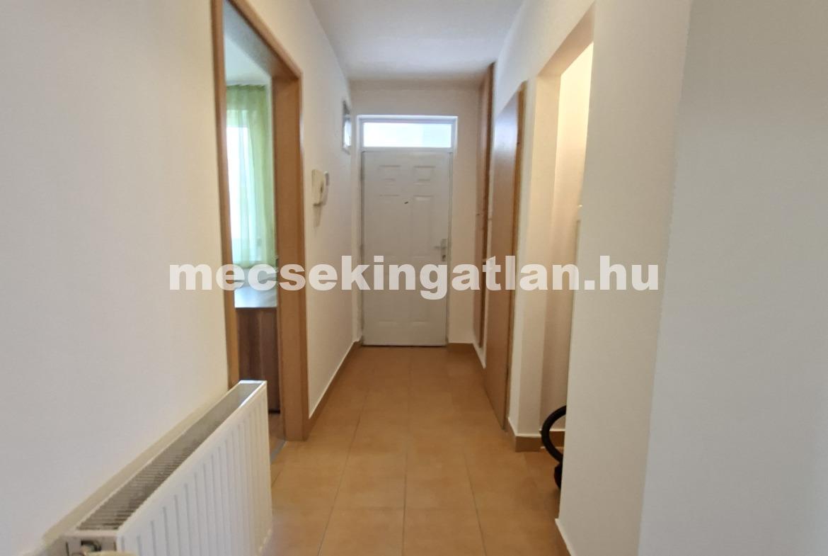 Pécs, Király utcában 4 szobás lakás kiadó terasszal