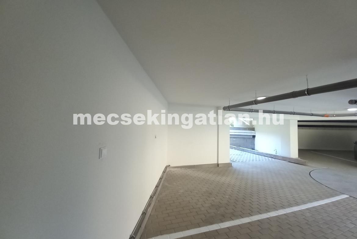 Pécs belvárosában a Bástya utcában új építésű teremgarázshely kiadó!