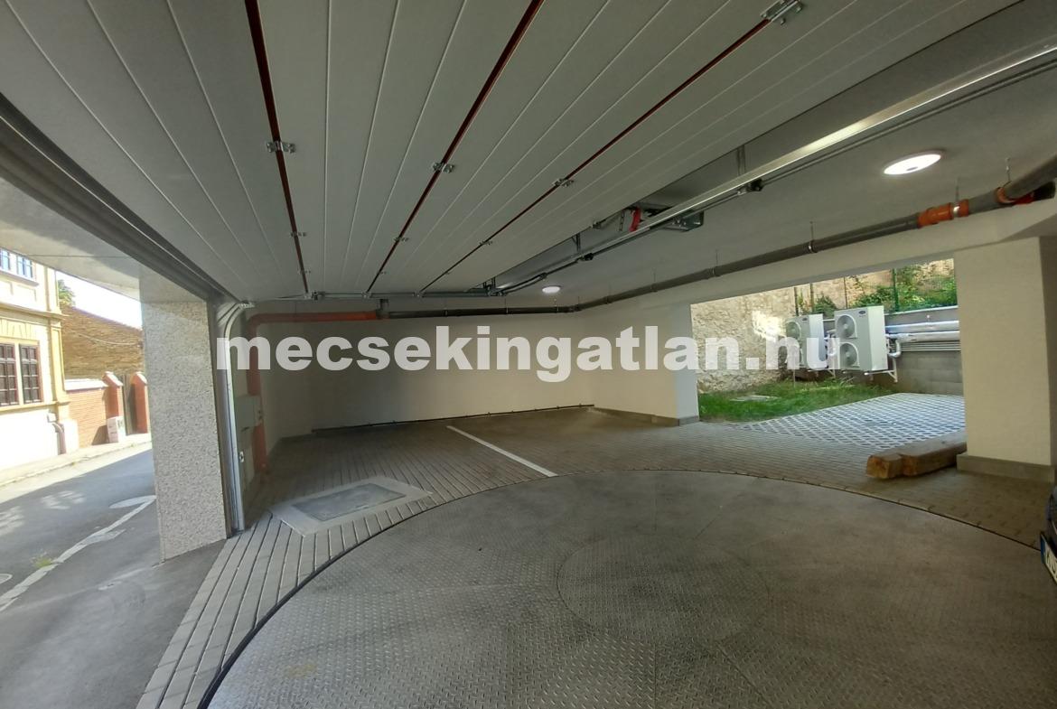 Pécs belvárosában a Bástya utcában új építésű teremgarázshely kiadó!