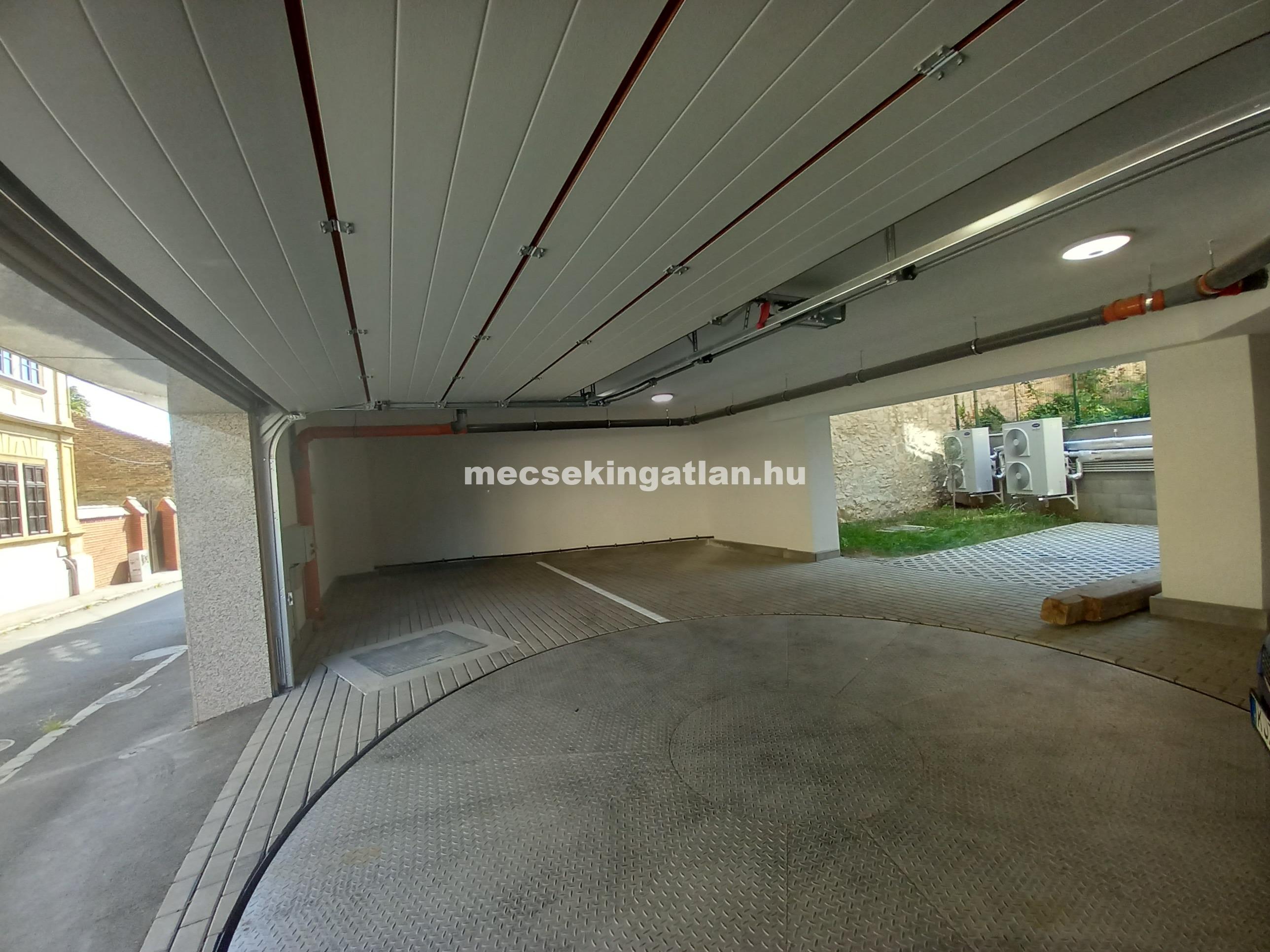 Pécs belvárosában a Bástya utcában új építésű teremgarázshely kiadó!