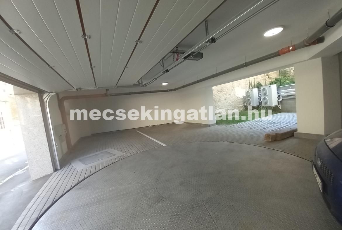 Pécs belvárosában a Bástya utcában új építésű teremgarázshely kiadó!