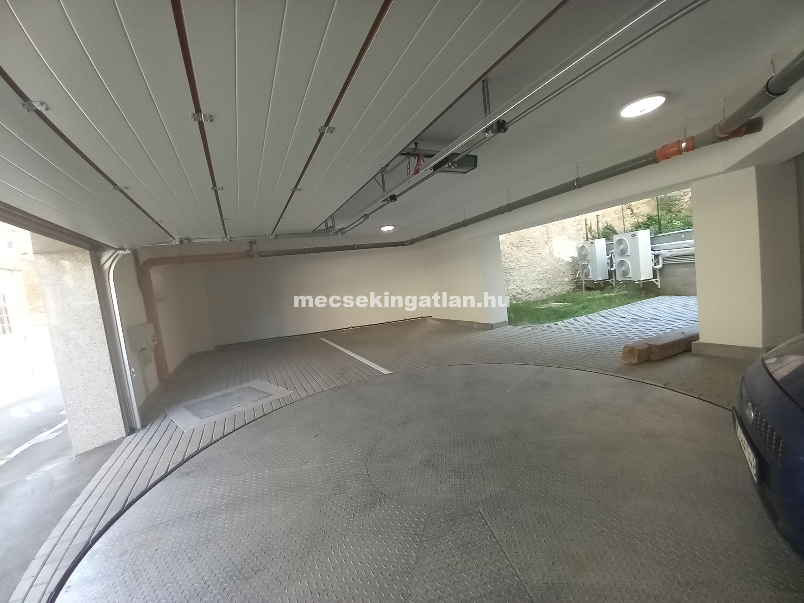 Pécs belvárosában a Bástya utcában új építésű teremgarázshely kiadó!