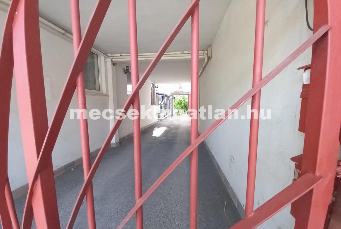 Pécsett a Felsővámház utcában gépkocsi beálló kiadó!
