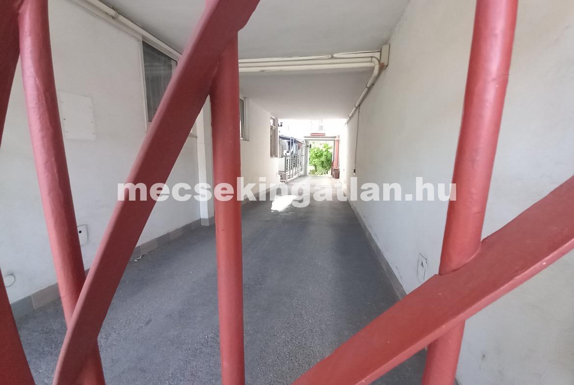 Pécsett a Felsővámház utcában gépkocsi beálló kiadó!