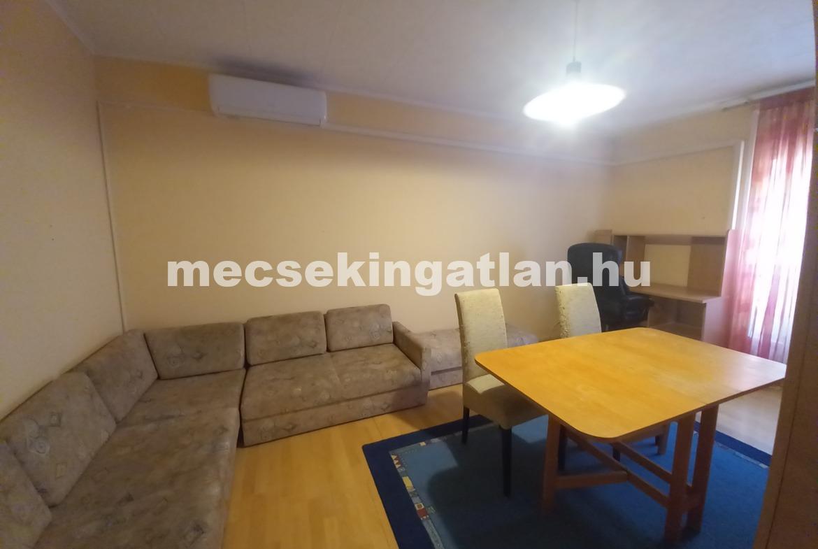 Pécsett a Madách Imre utcában 2 szobás második emeleti panellakás kiadó!