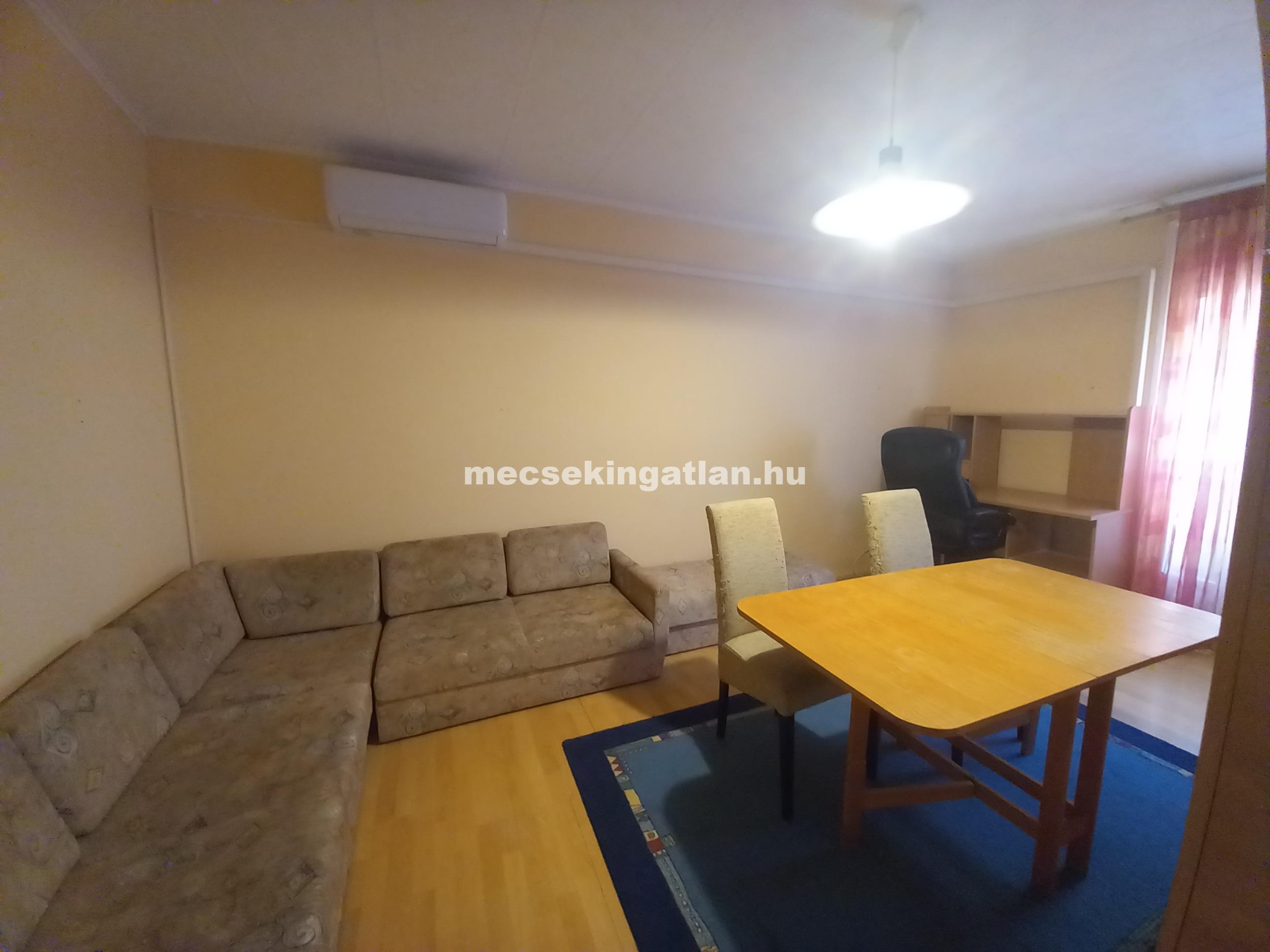 Pécsett a Madách Imre utcában 2 szobás második emeleti panellakás kiadó!