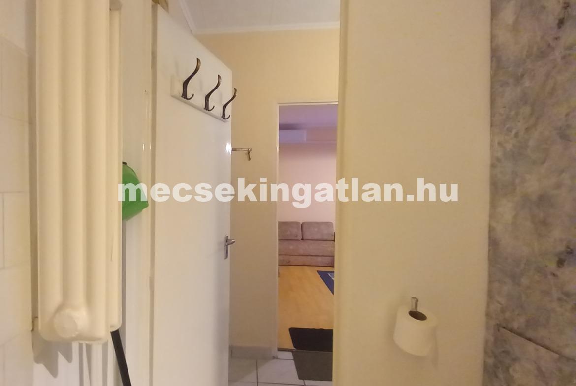 Pécsett a Madách Imre utcában 2 szobás második emeleti panellakás kiadó!
