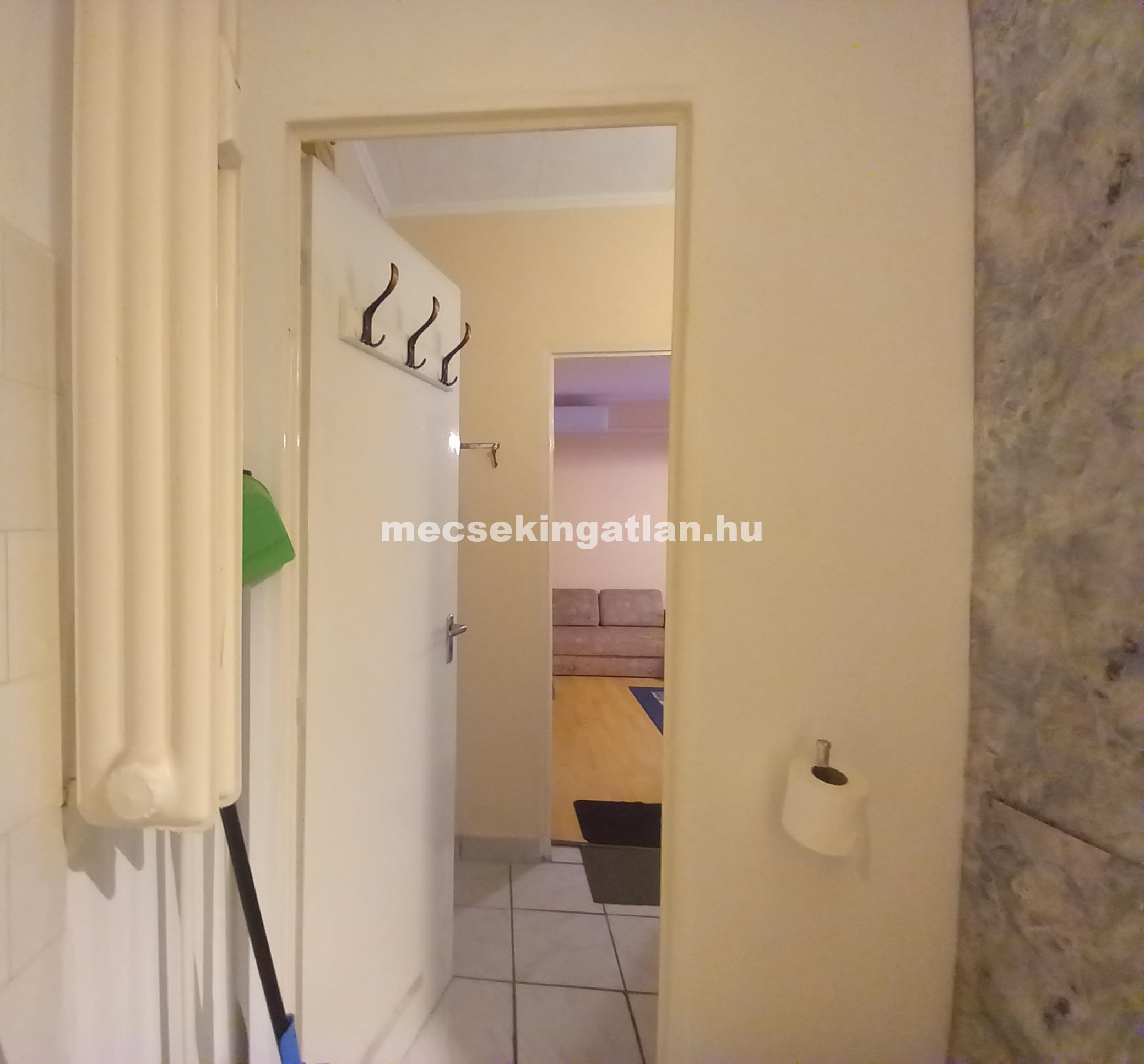 Pécsett a Madách Imre utcában 2 szobás második emeleti panellakás kiadó!