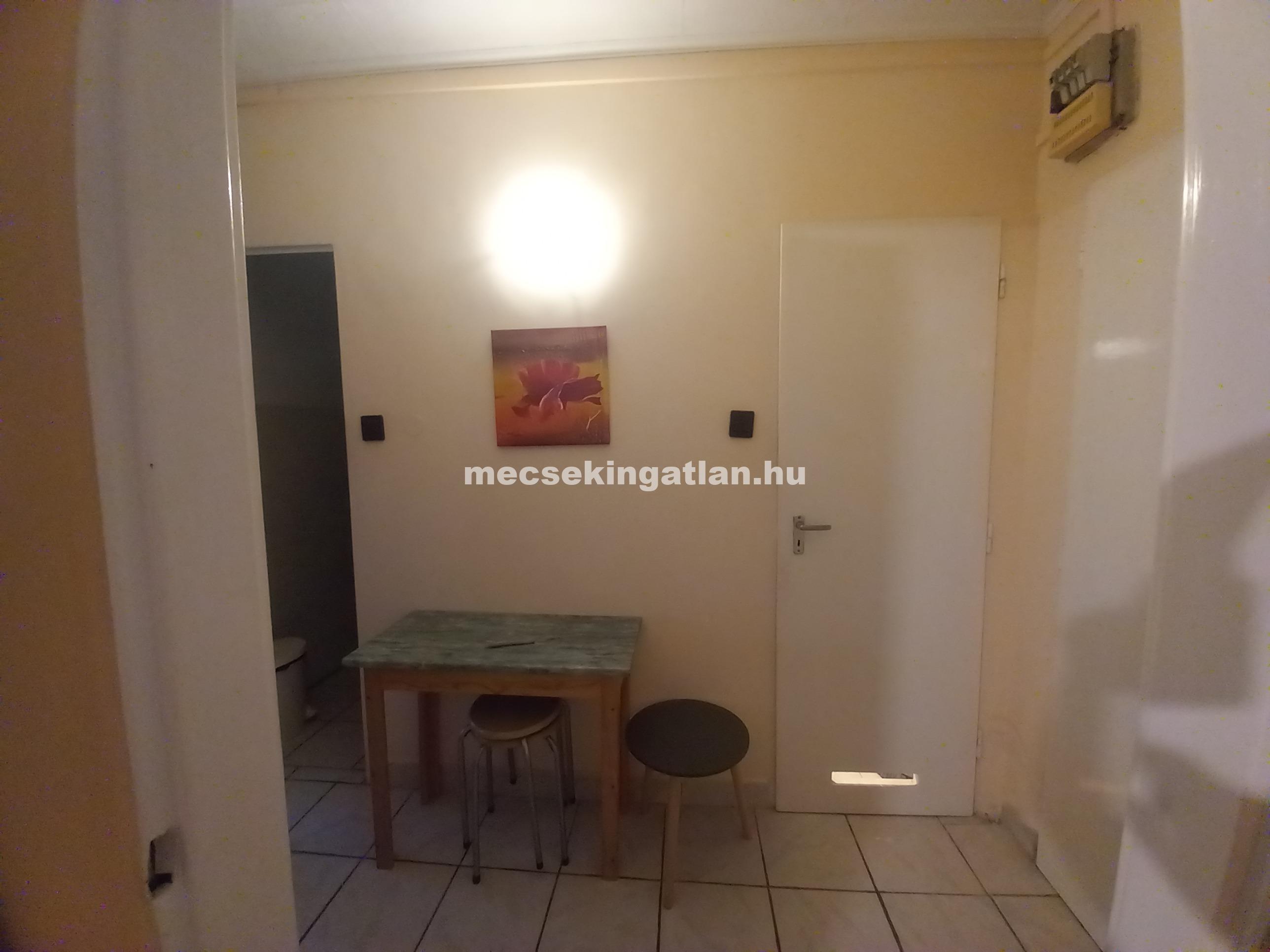 Pécsett a Madách Imre utcában 2 szobás második emeleti panellakás kiadó!