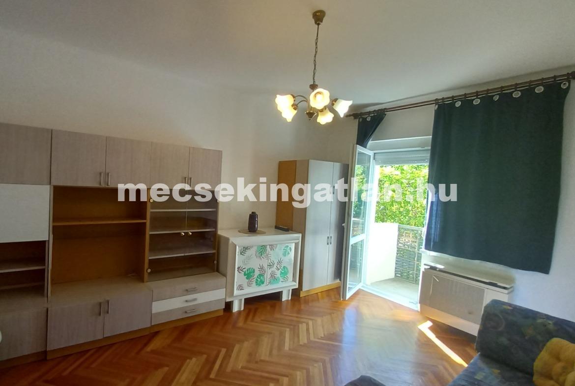 Pécsett a Bánki Donát úton első emeleti téglalakás kiadó!
