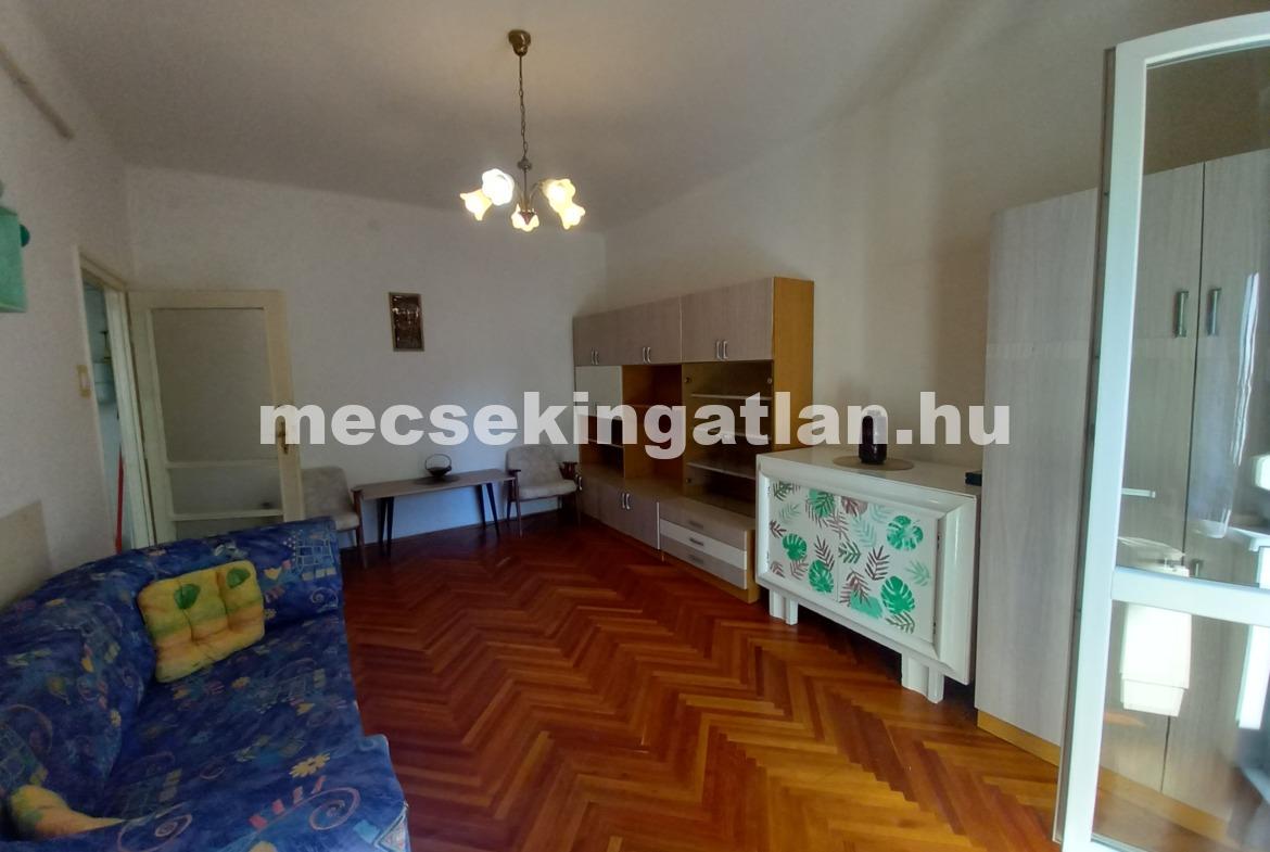 Pécsett a Bánki Donát úton első emeleti téglalakás kiadó!