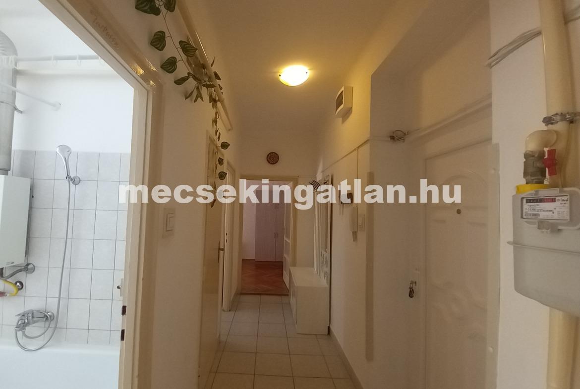 Pécsett a Bánki Donát úton első emeleti téglalakás kiadó!