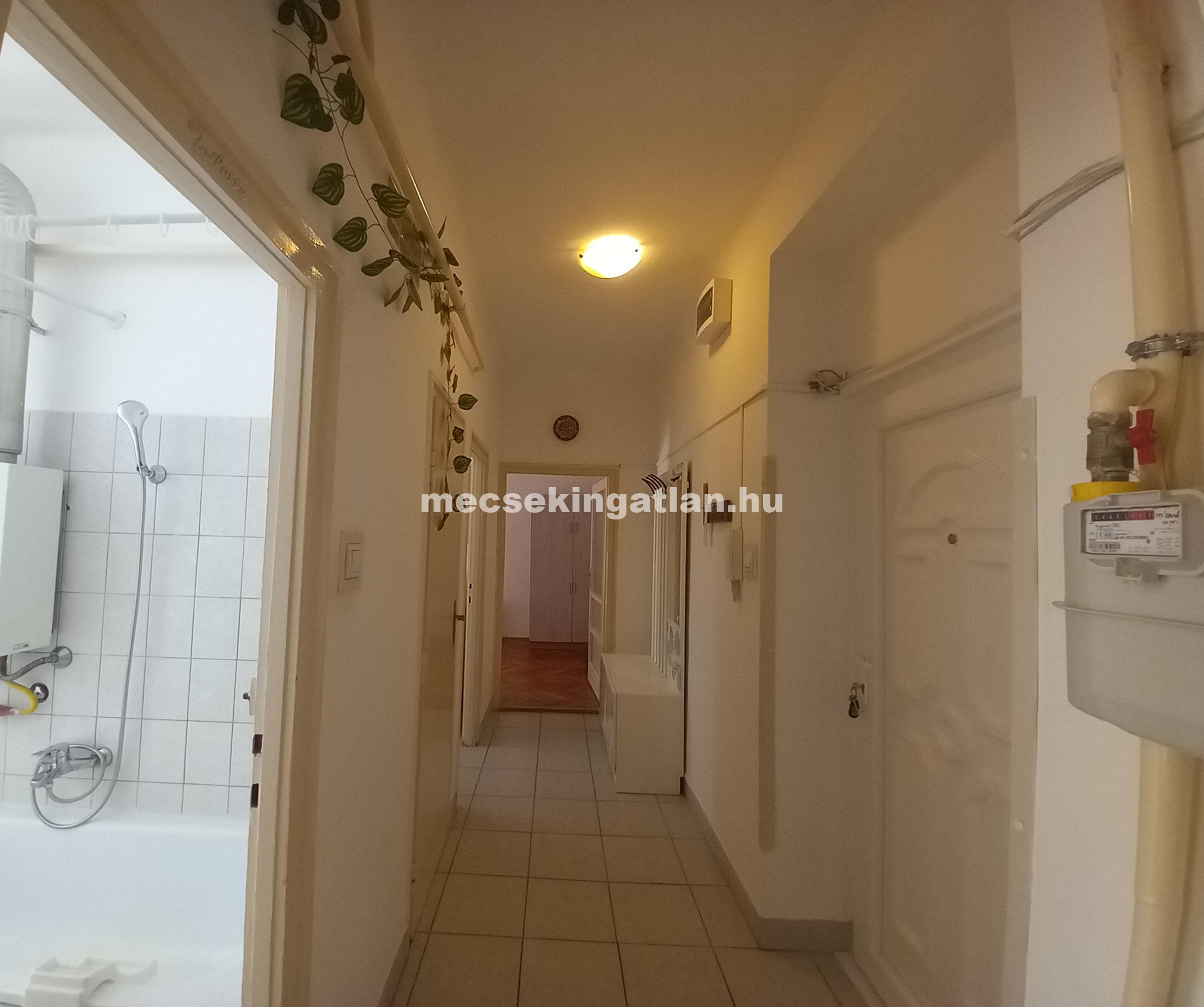 Pécsett a Bánki Donát úton első emeleti téglalakás kiadó!