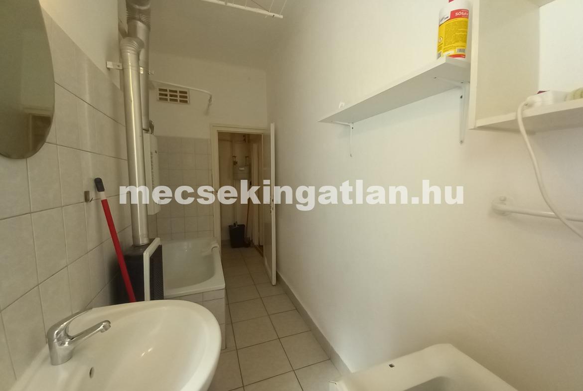 Pécsett a Bánki Donát úton első emeleti téglalakás kiadó!