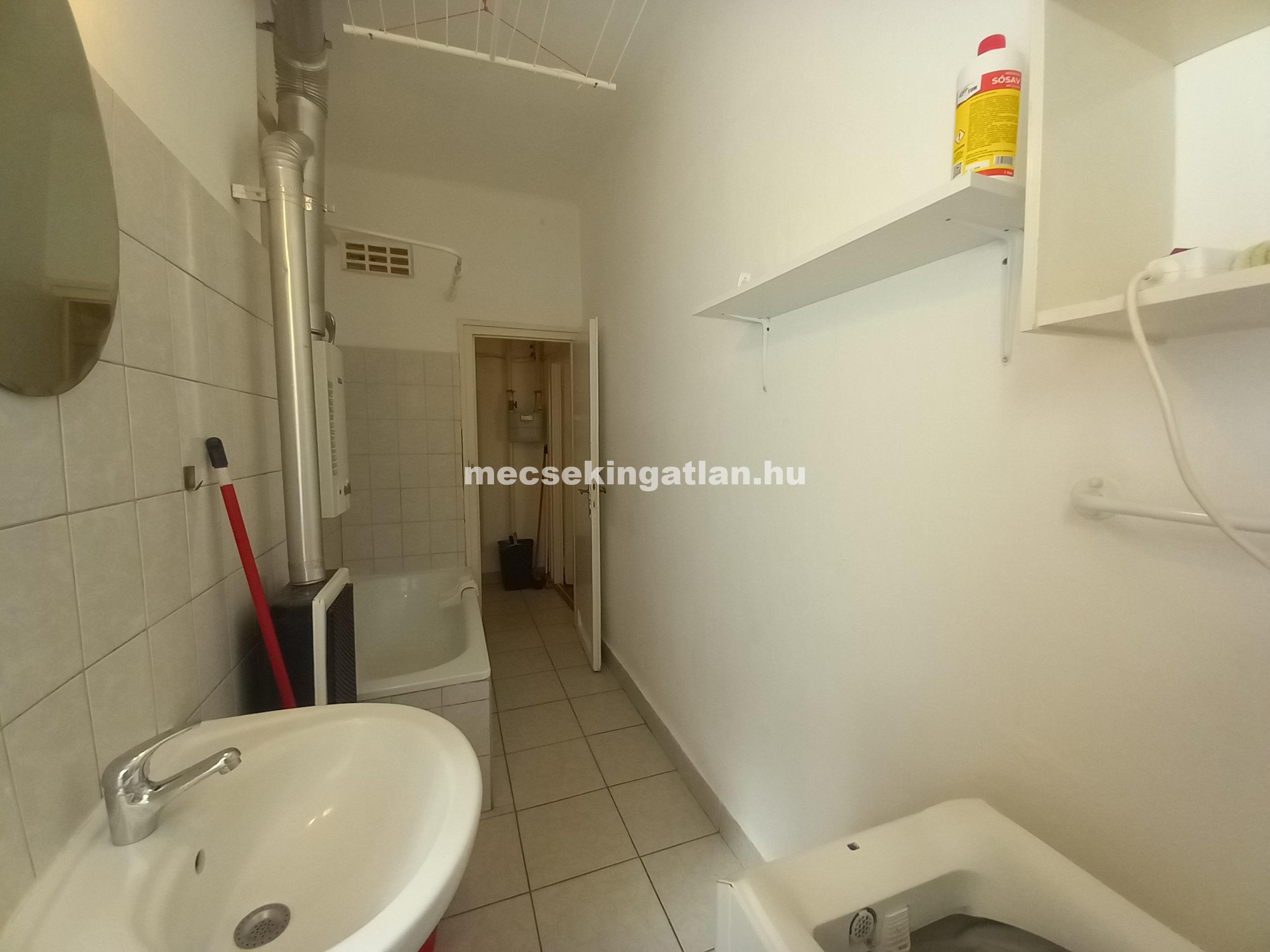 Pécsett a Bánki Donát úton első emeleti téglalakás kiadó!
