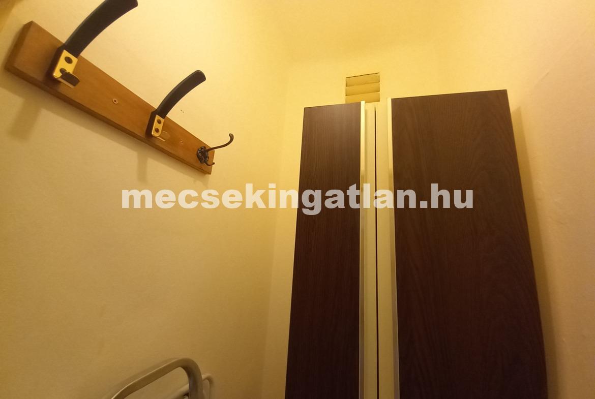 Pécsett a Bánki Donát úton első emeleti téglalakás kiadó!