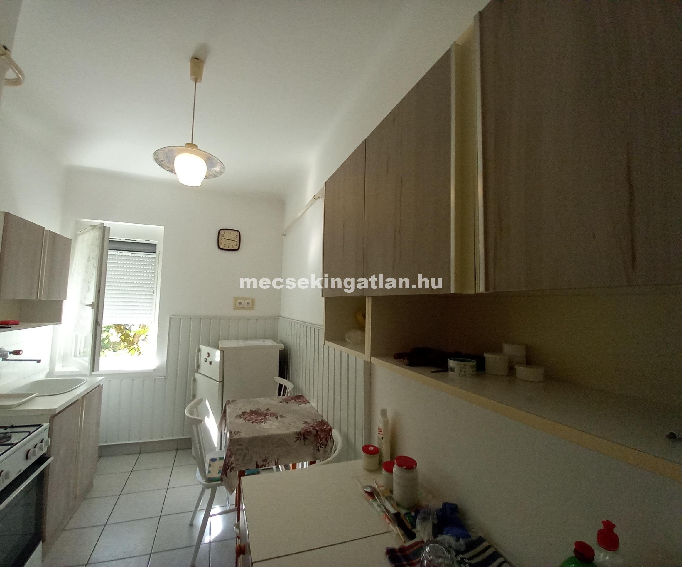 Pécsett a Bánki Donát úton első emeleti téglalakás kiadó!