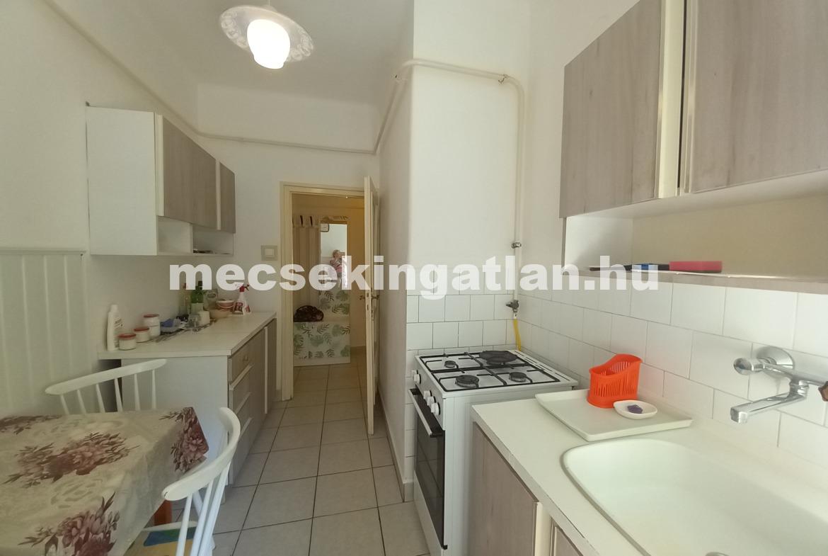 Pécsett a Bánki Donát úton első emeleti téglalakás kiadó!