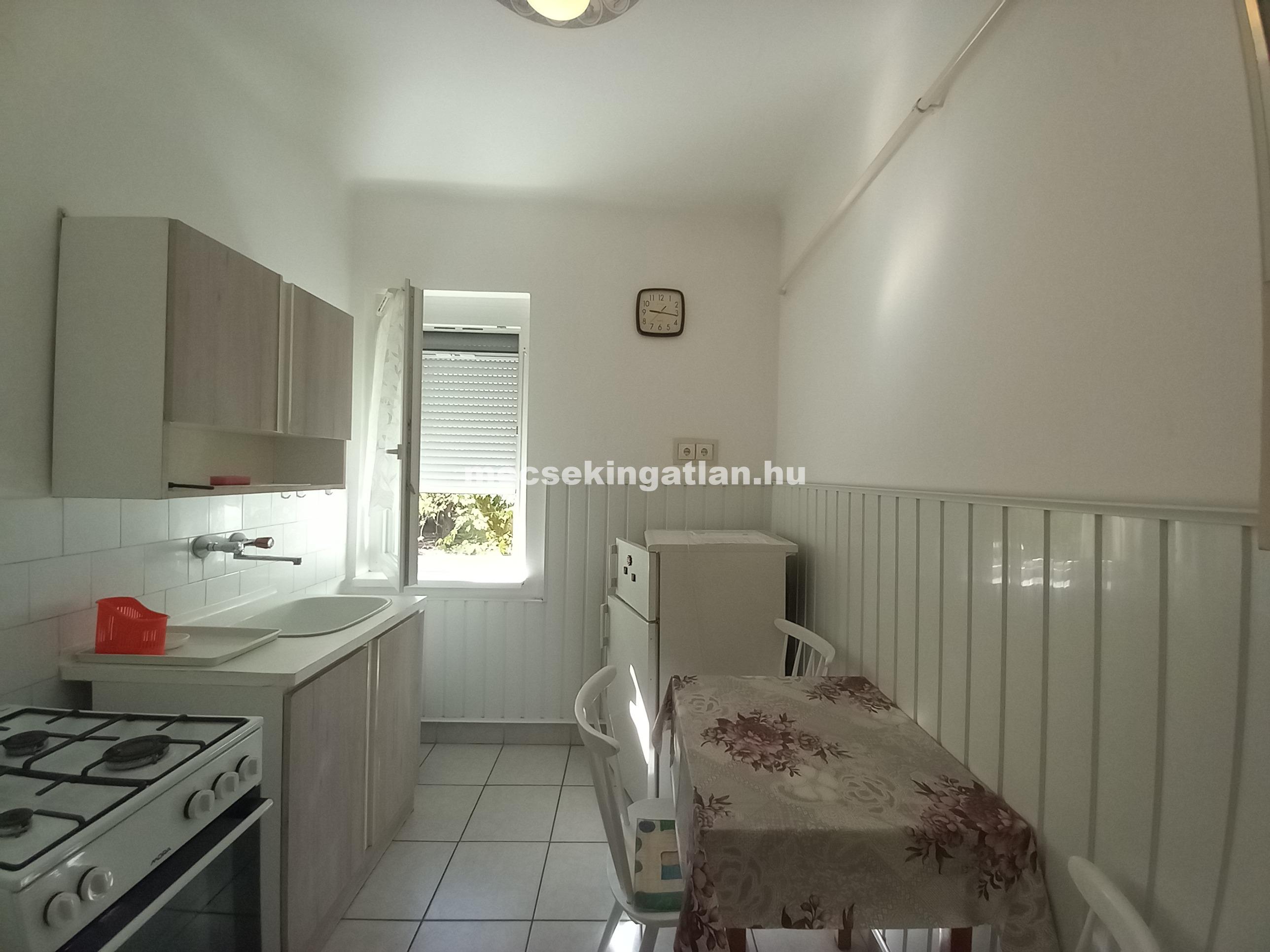 Pécsett a Bánki Donát úton első emeleti téglalakás kiadó!