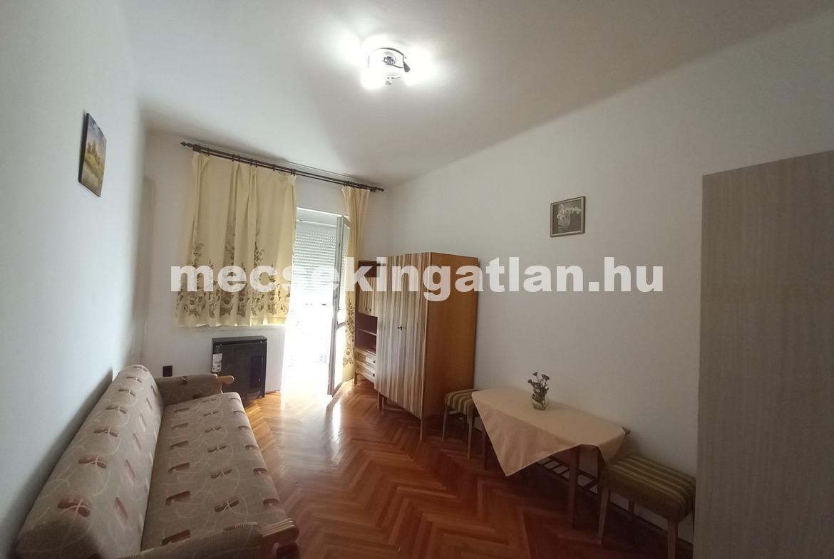 Pécsett a Bánki Donát úton első emeleti téglalakás kiadó!