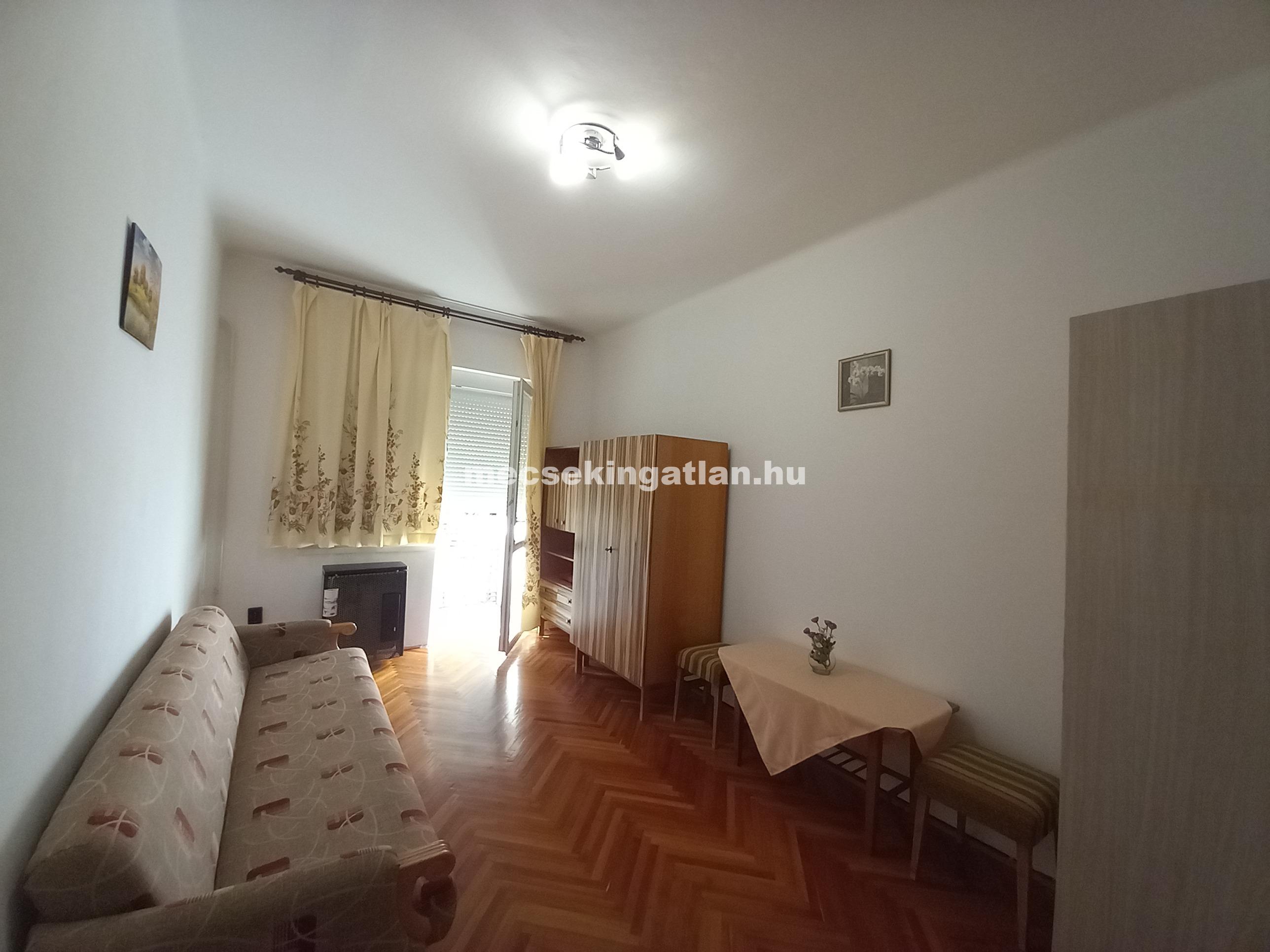 Pécsett a Bánki Donát úton első emeleti téglalakás kiadó!