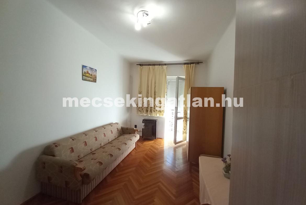 Pécsett a Bánki Donát úton első emeleti téglalakás kiadó!