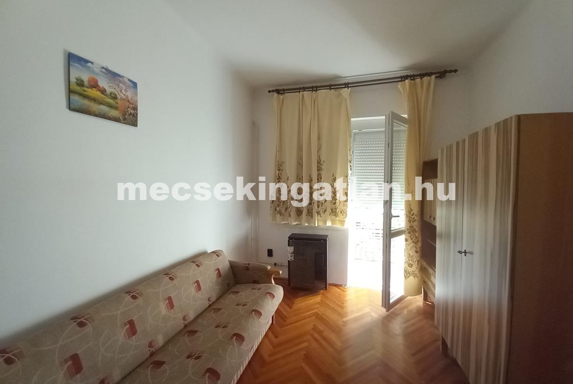 Pécsett a Bánki Donát úton első emeleti téglalakás kiadó!