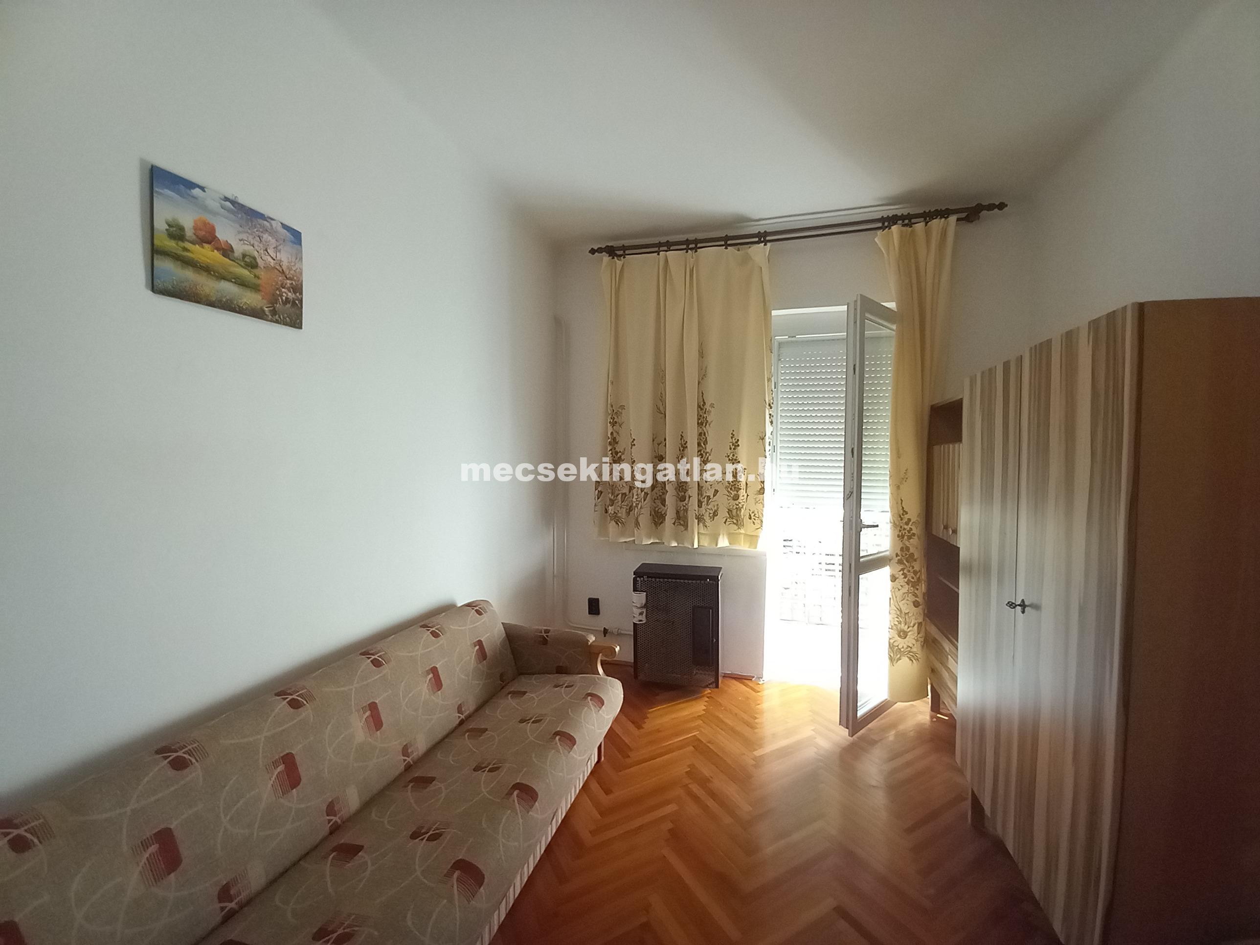 Pécsett a Bánki Donát úton első emeleti téglalakás kiadó!