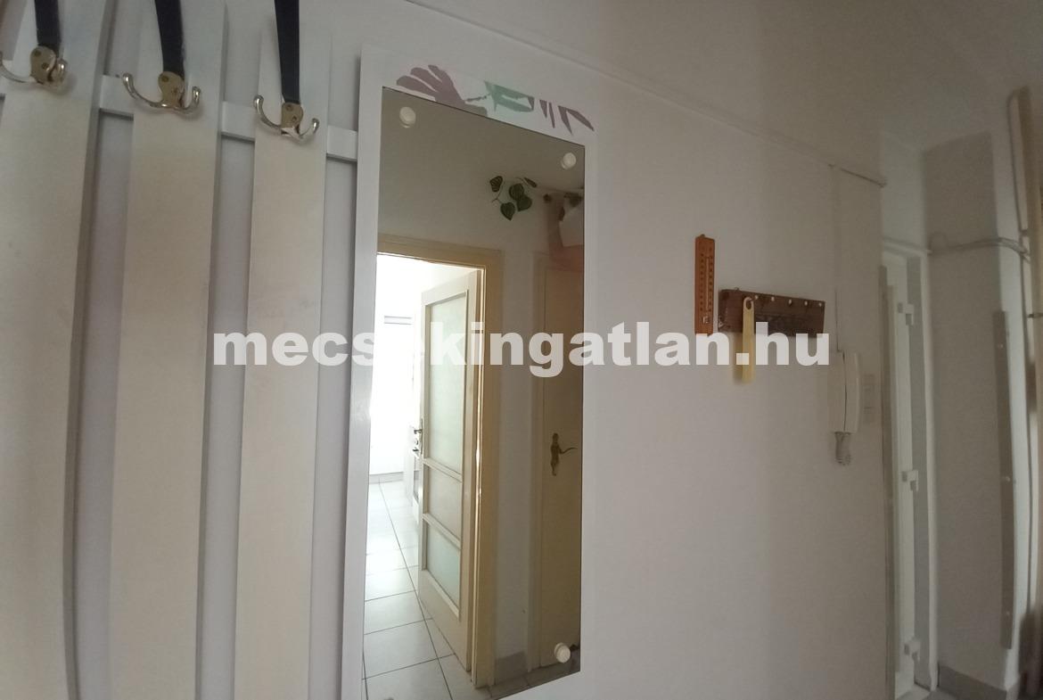 Pécsett a Bánki Donát úton első emeleti téglalakás kiadó!