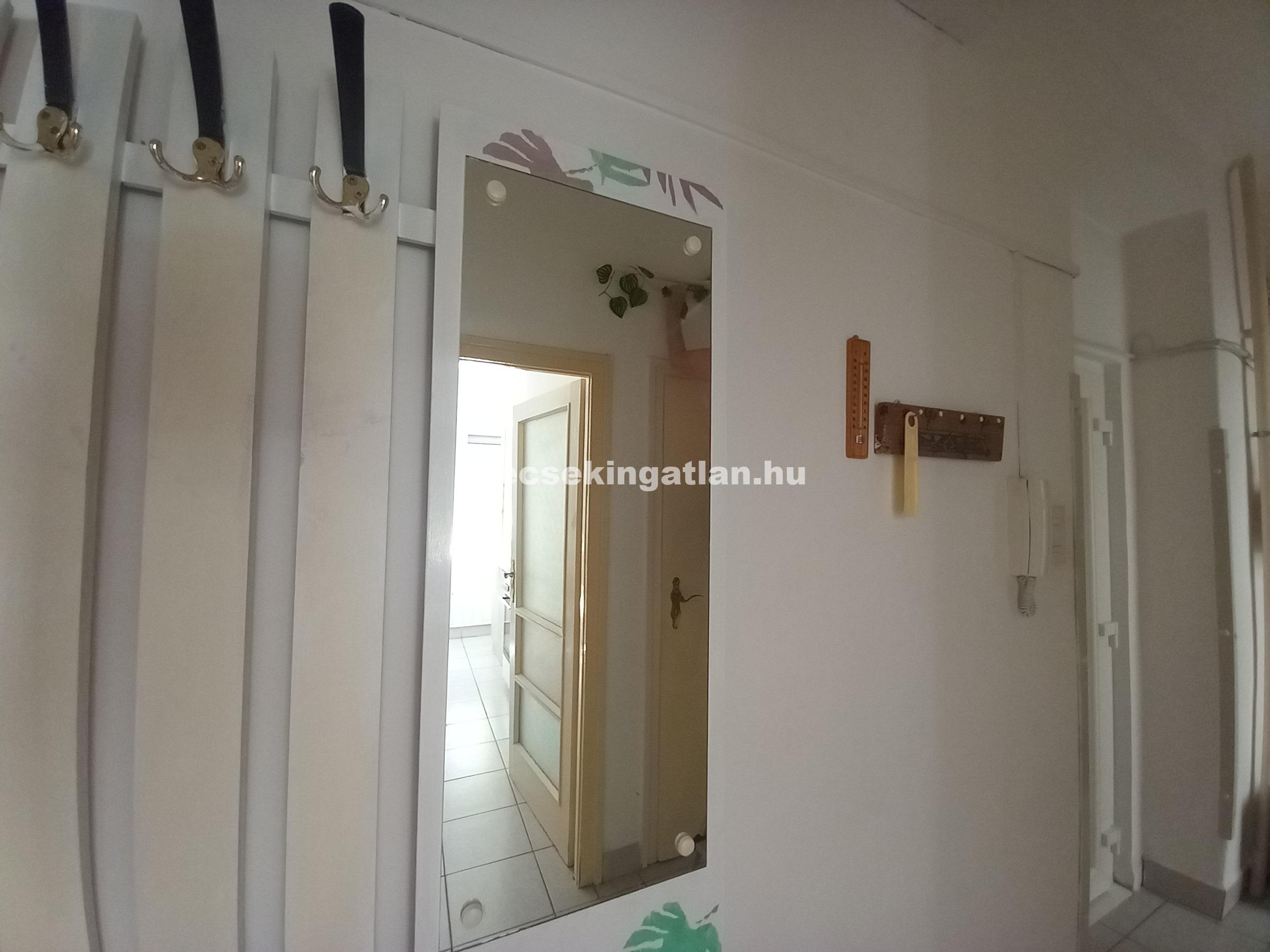 Pécsett a Bánki Donát úton első emeleti téglalakás kiadó!