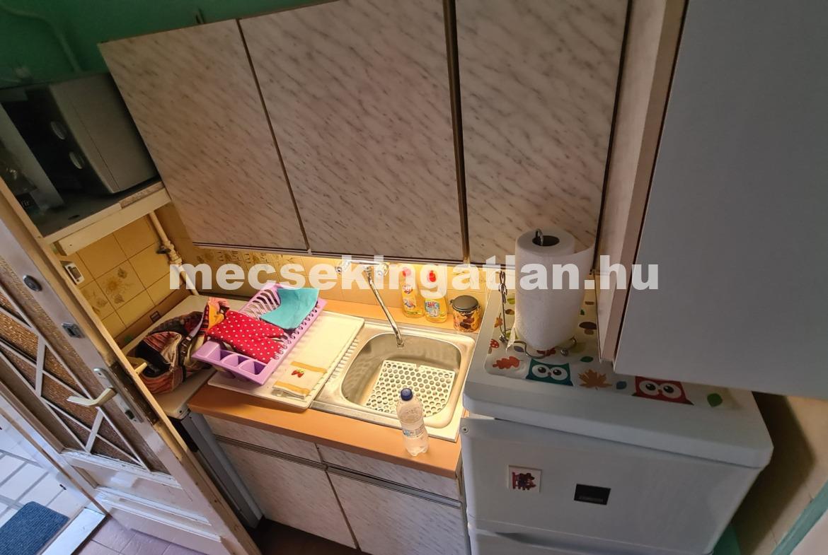 Kiadó földszinti tégla garzonlakás Pécs Egyetemvárosban- Hungária utcában