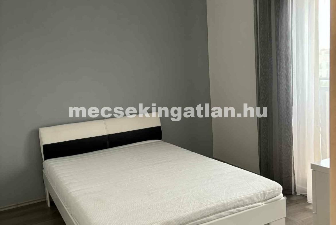 Egyetemvárosban kiadó ötödik emeleti 2 külön-nyíló szobás lakás egyetemisták részére