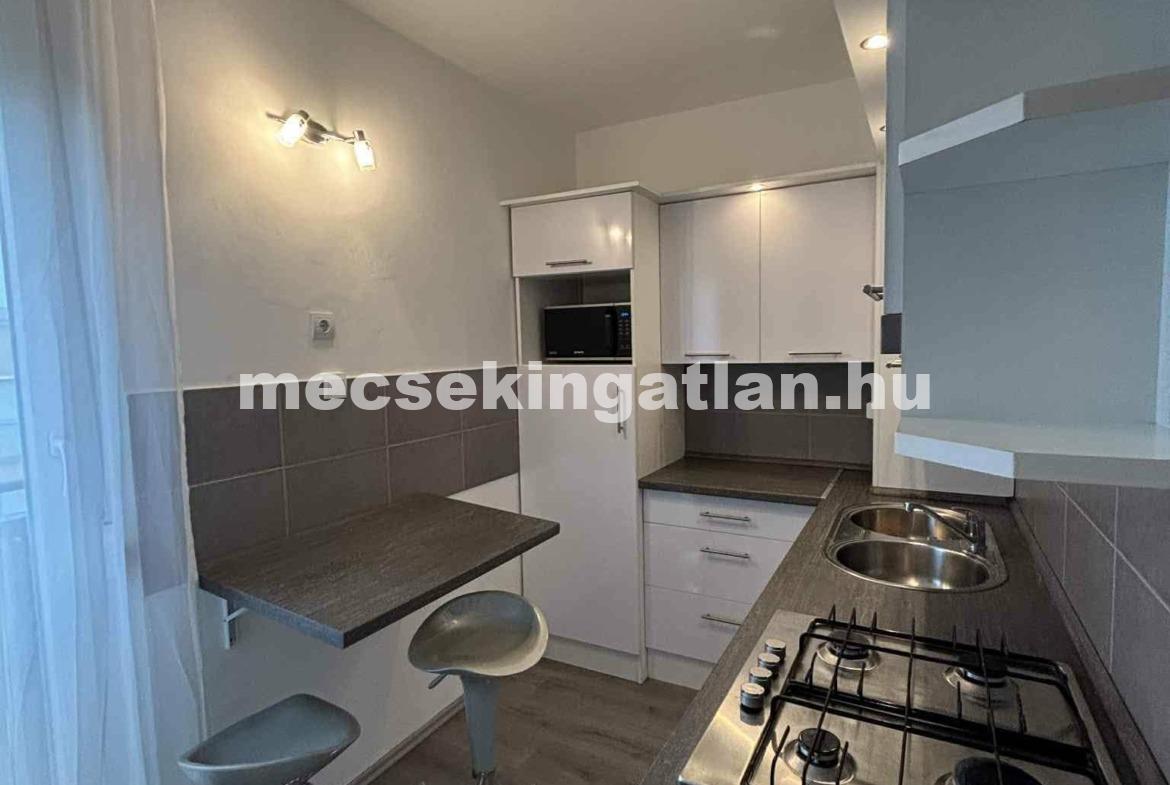 Egyetemvárosban kiadó ötödik emeleti 2 külön-nyíló szobás lakás egyetemisták részére