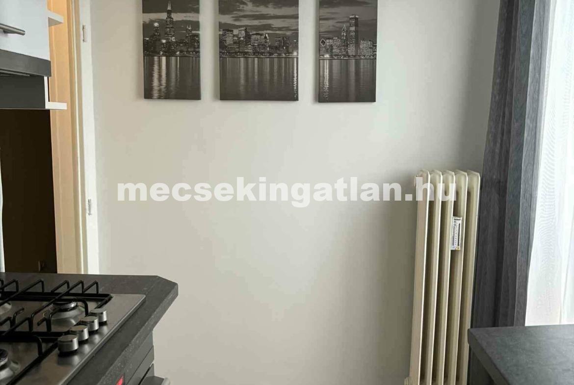 Egyetemvárosban kiadó ötödik emeleti 2 külön-nyíló szobás lakás egyetemisták részére