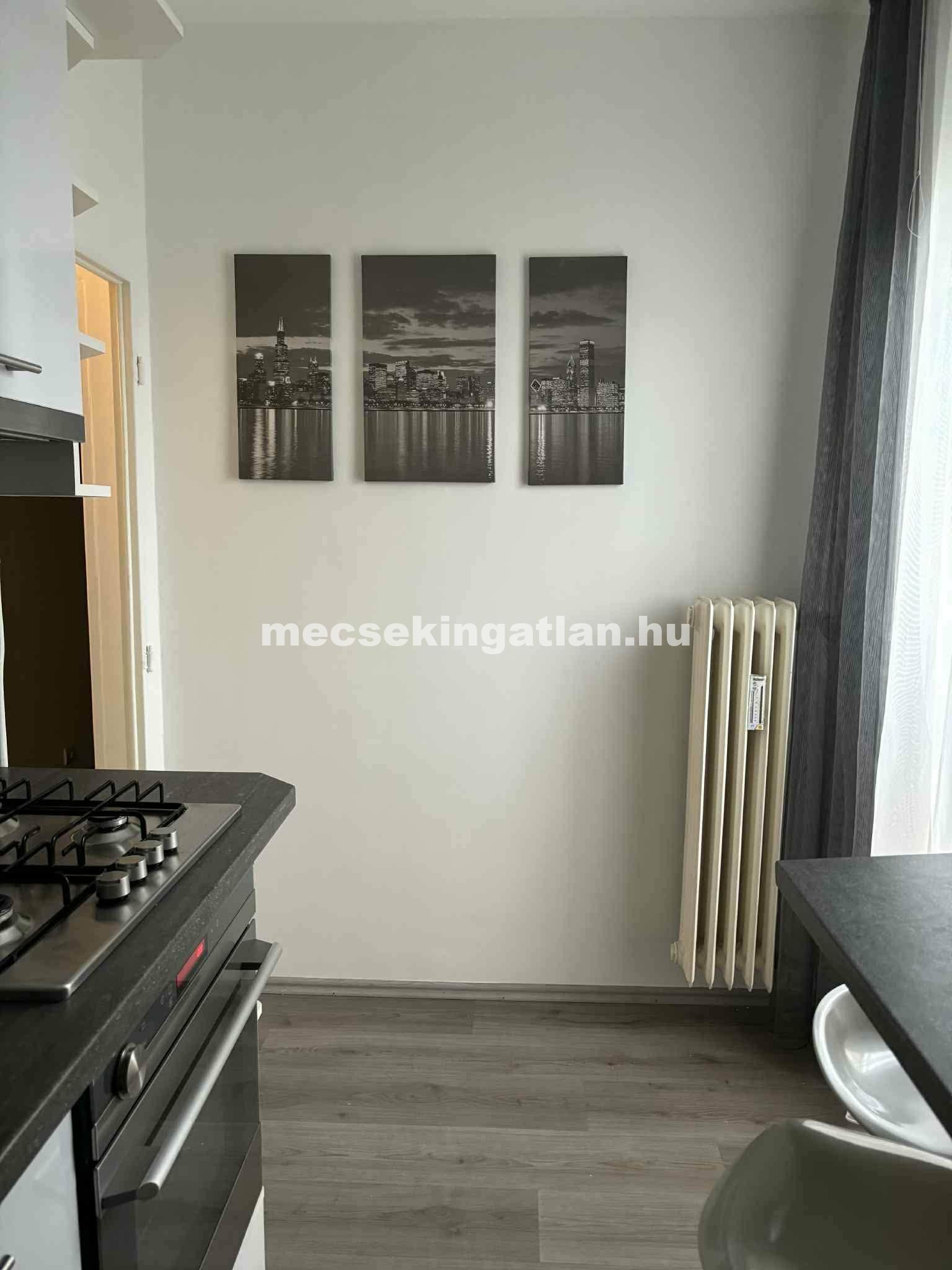 Egyetemvárosban kiadó ötödik emeleti 2 külön-nyíló szobás lakás egyetemisták részére