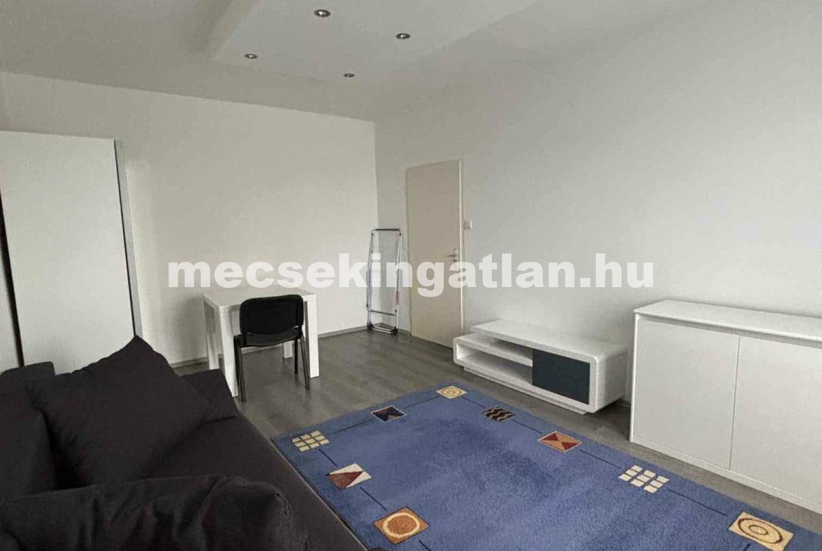 Egyetemvárosban kiadó ötödik emeleti 2 külön-nyíló szobás lakás egyetemisták részére