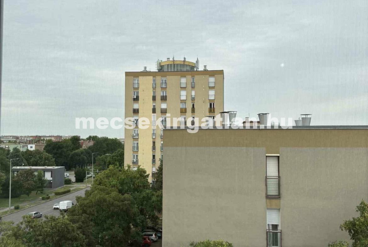 Egyetemvárosban kiadó ötödik emeleti 2 külön-nyíló szobás lakás egyetemisták részére