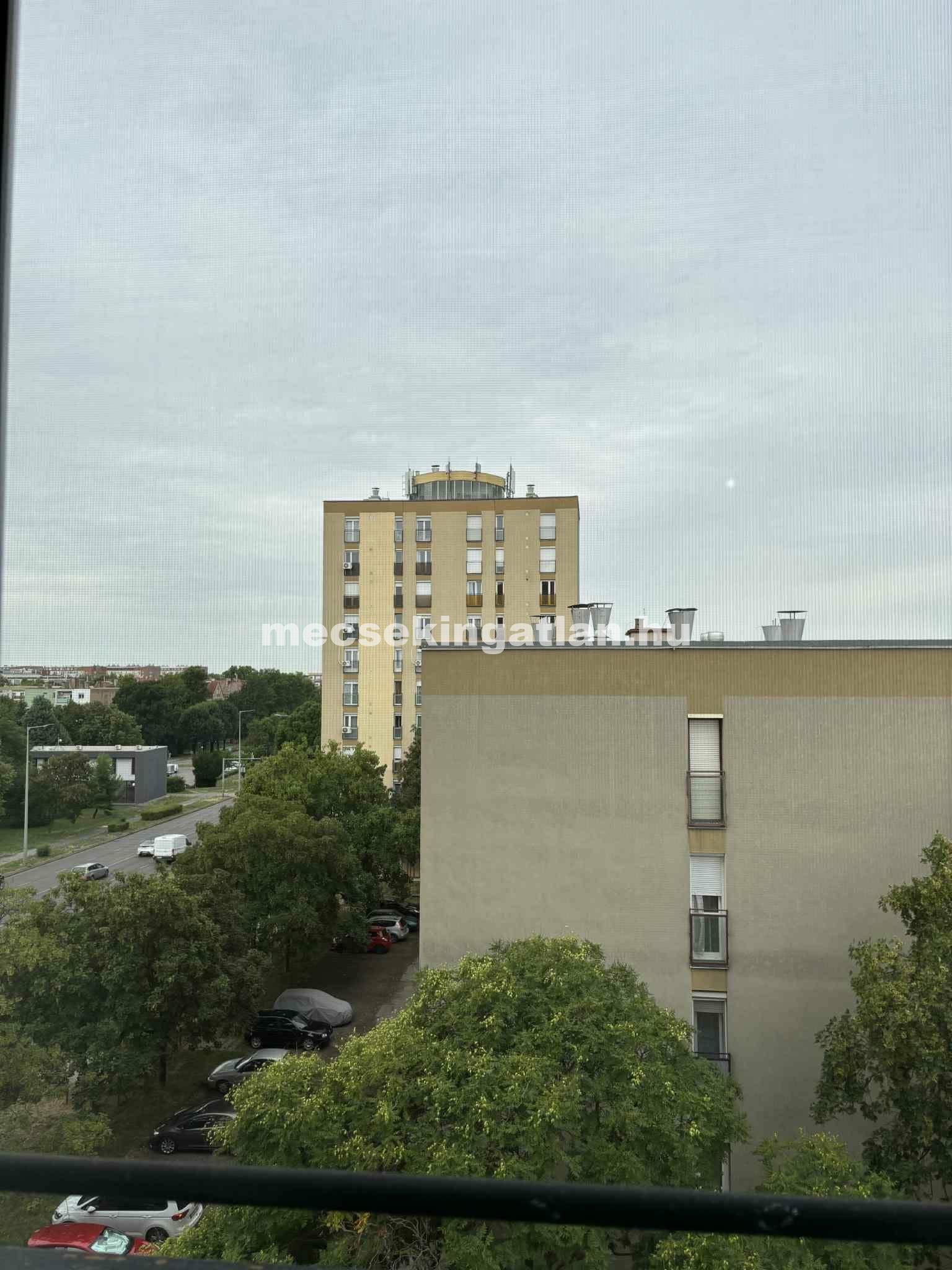 Egyetemvárosban kiadó ötödik emeleti 2 külön-nyíló szobás lakás egyetemisták részére
