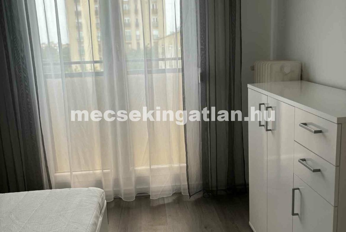 Egyetemvárosban kiadó ötödik emeleti 2 külön-nyíló szobás lakás egyetemisták részére