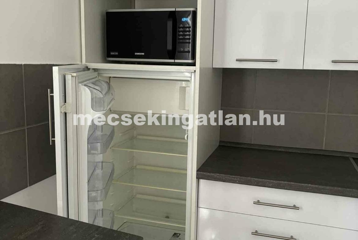 Egyetemvárosban kiadó ötödik emeleti 2 külön-nyíló szobás lakás egyetemisták részére