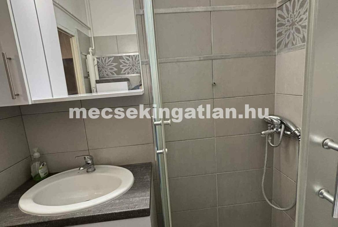 Egyetemvárosban kiadó ötödik emeleti 2 külön-nyíló szobás lakás egyetemisták részére