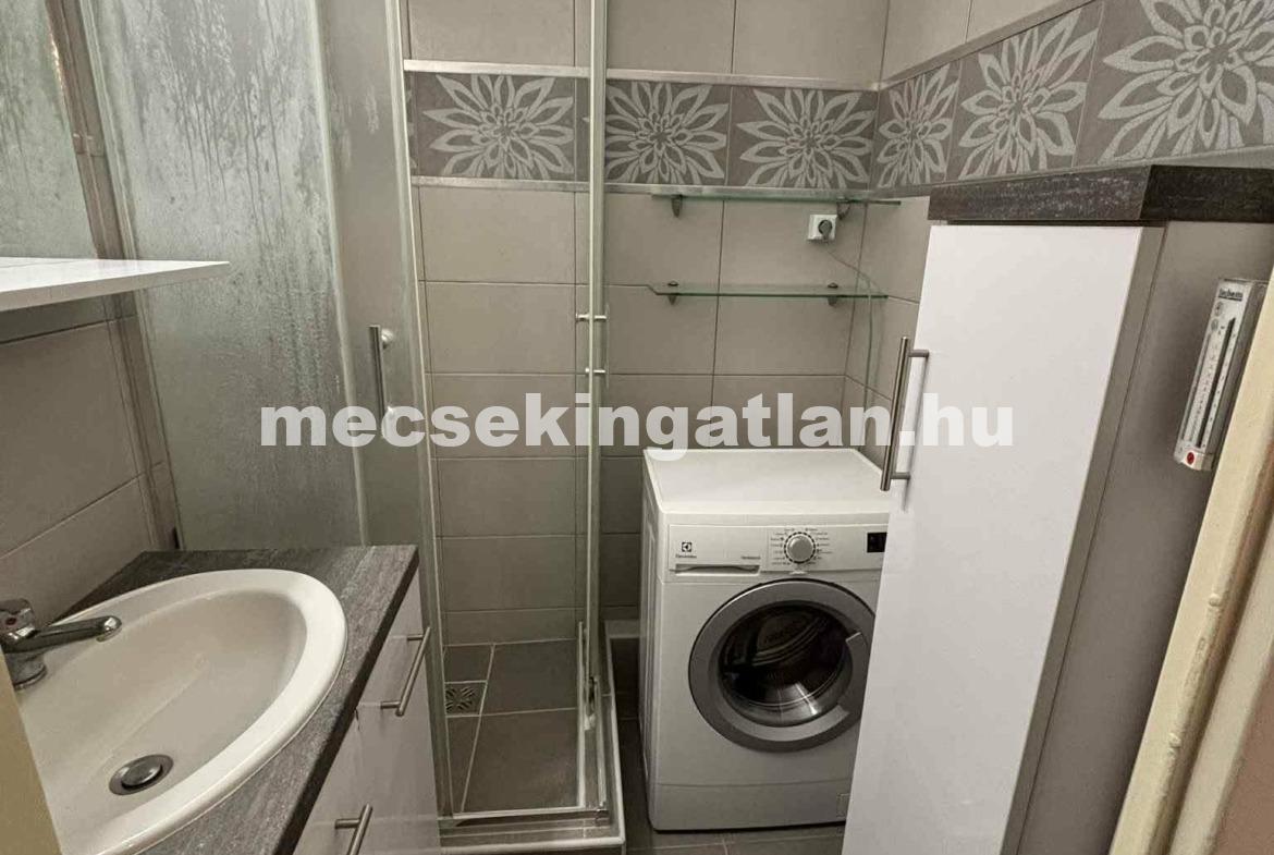 Egyetemvárosban kiadó ötödik emeleti 2 külön-nyíló szobás lakás egyetemisták részére