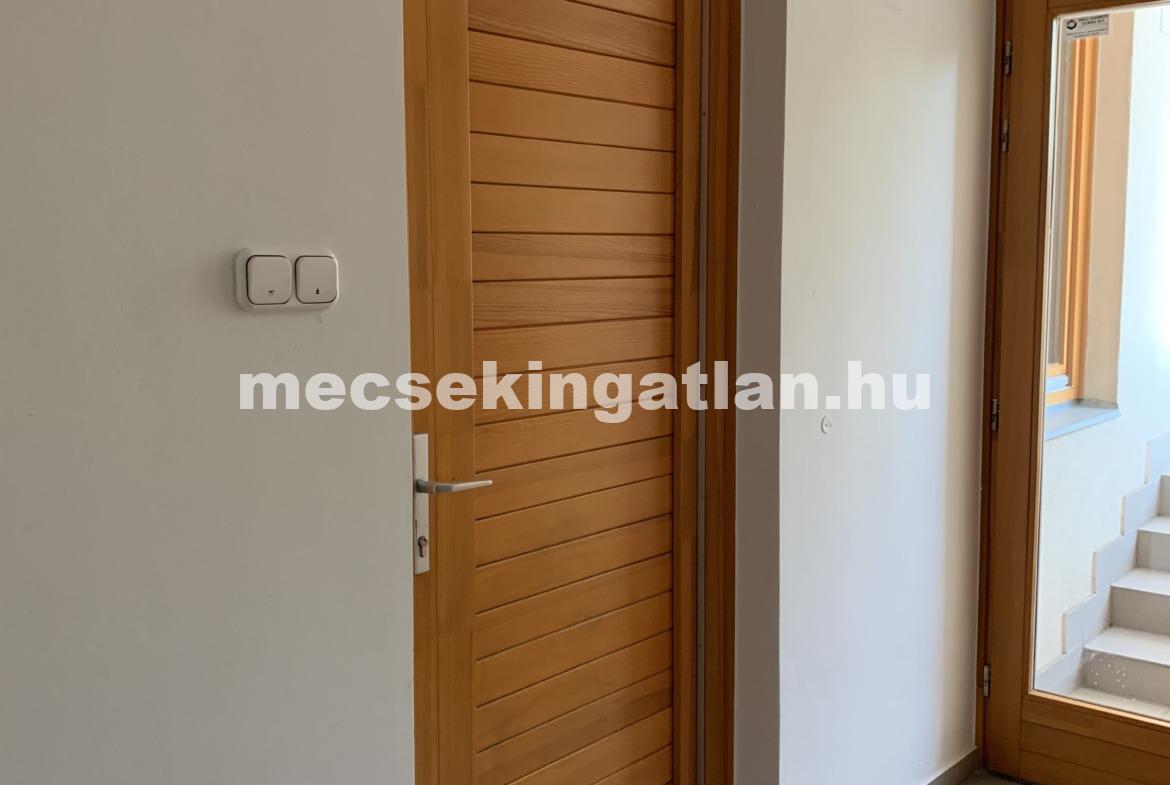 Pécsett a történelmi belvárosban teljesen felújított, belső kétszintes lakás téglalakás kiadó!