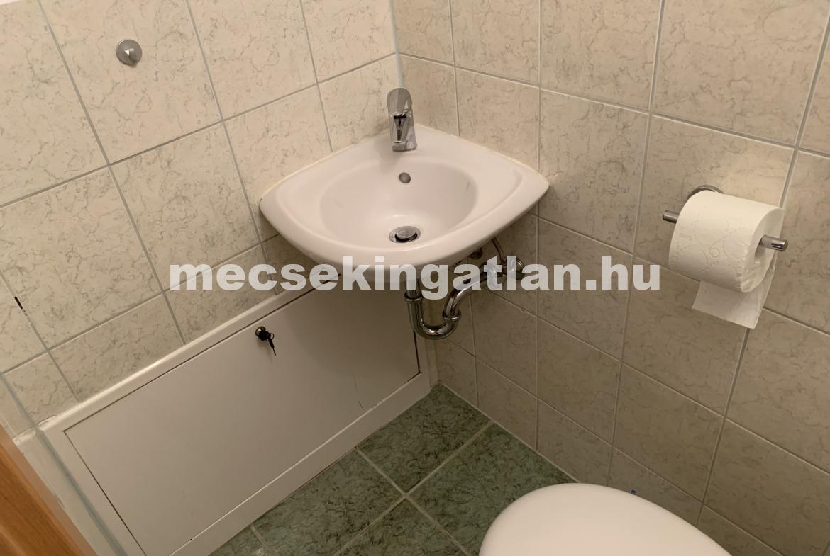 Pécsett a történelmi belvárosban teljesen felújított, belső kétszintes lakás téglalakás kiadó!