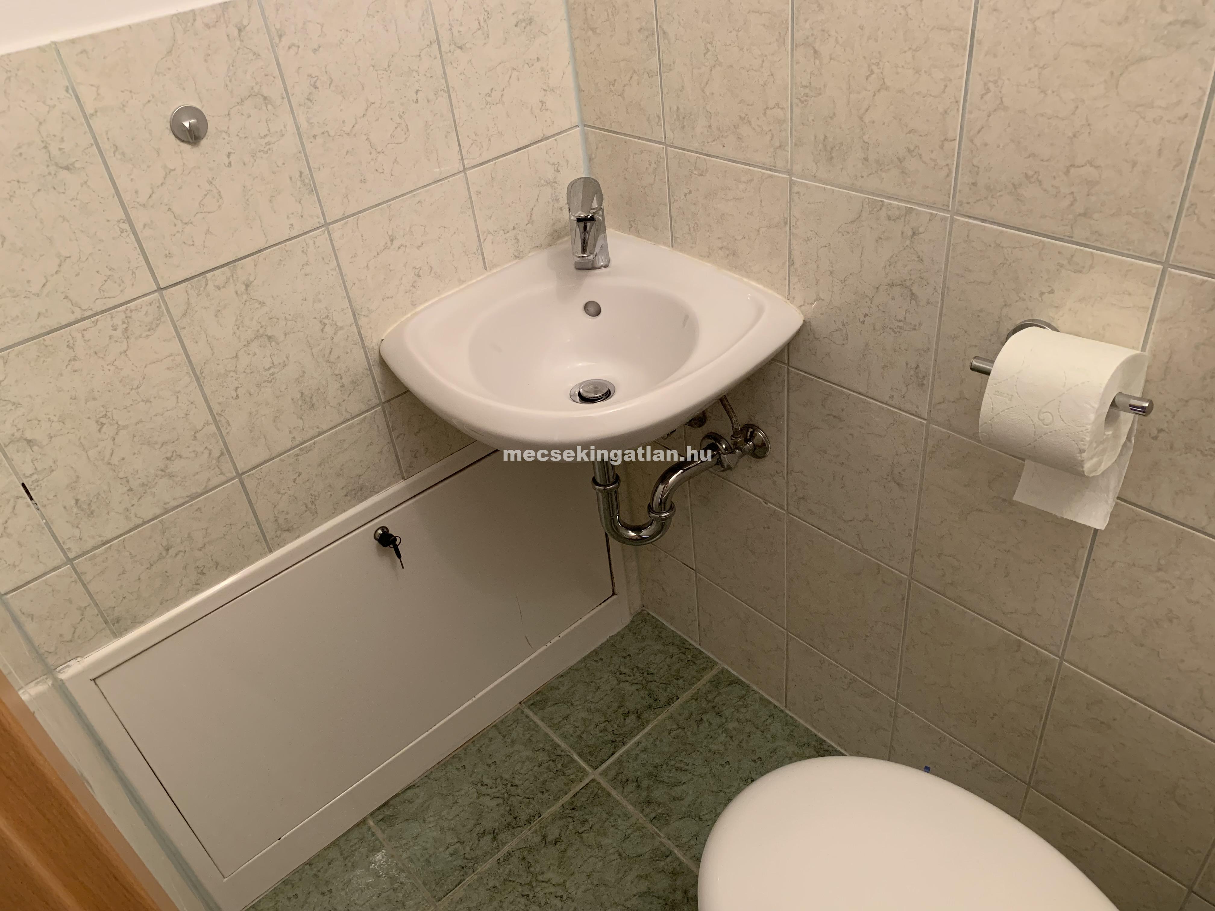 Pécsett a történelmi belvárosban teljesen felújított, belső kétszintes lakás téglalakás kiadó!