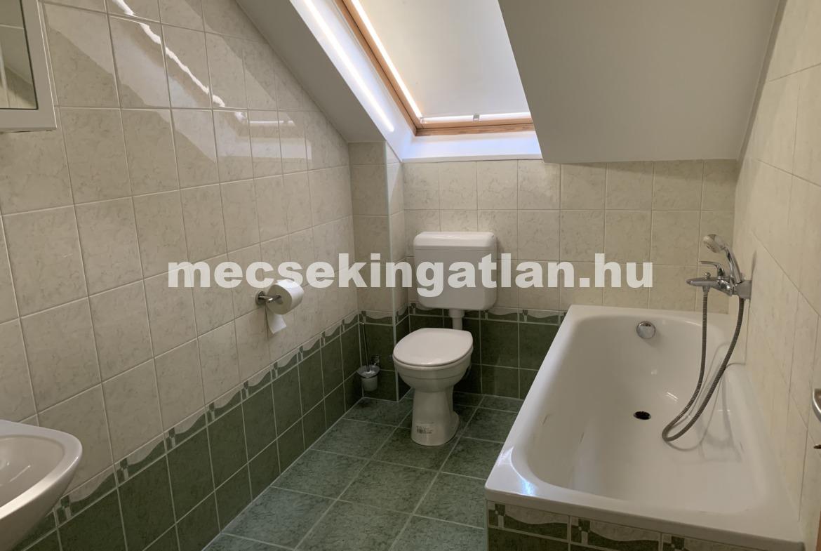 Pécsett a történelmi belvárosban teljesen felújított, belső kétszintes lakás téglalakás kiadó!